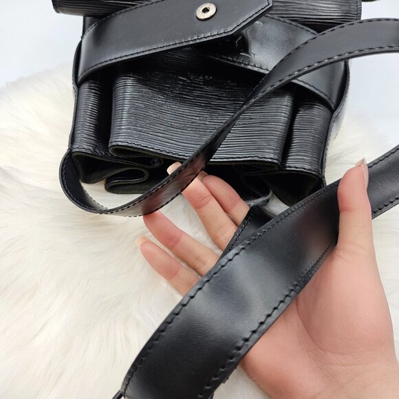 Louis Vuitton Black Epi Leather Sac - Picture 10 of 17